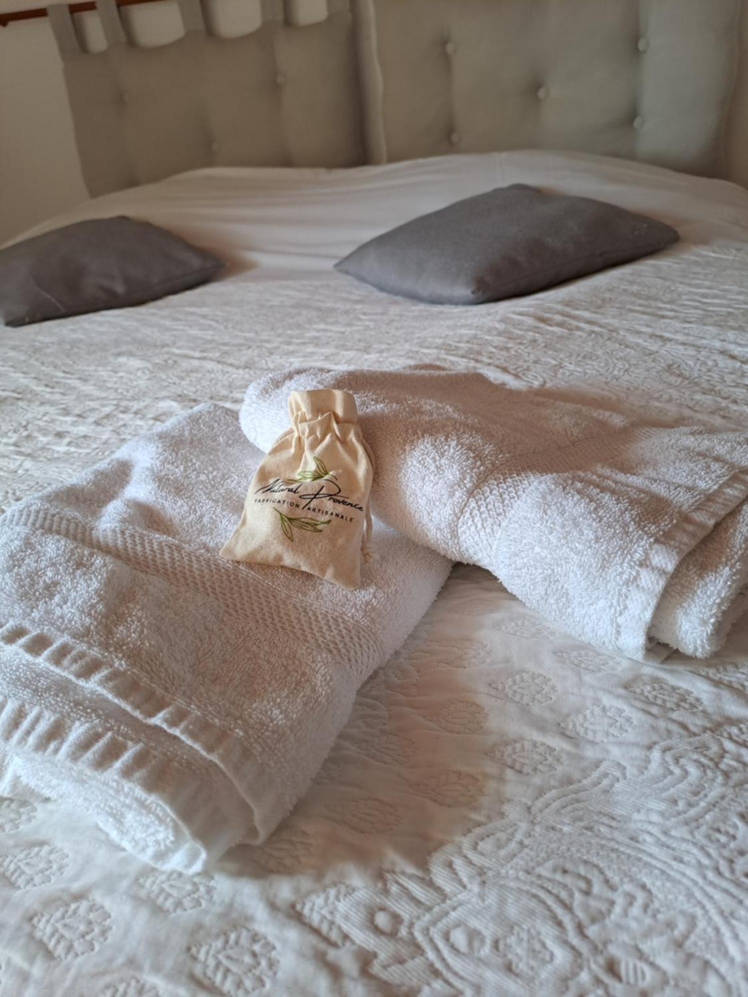 Bed and Breakfast Les Roses Tremieres Bargème Exteriér fotografie