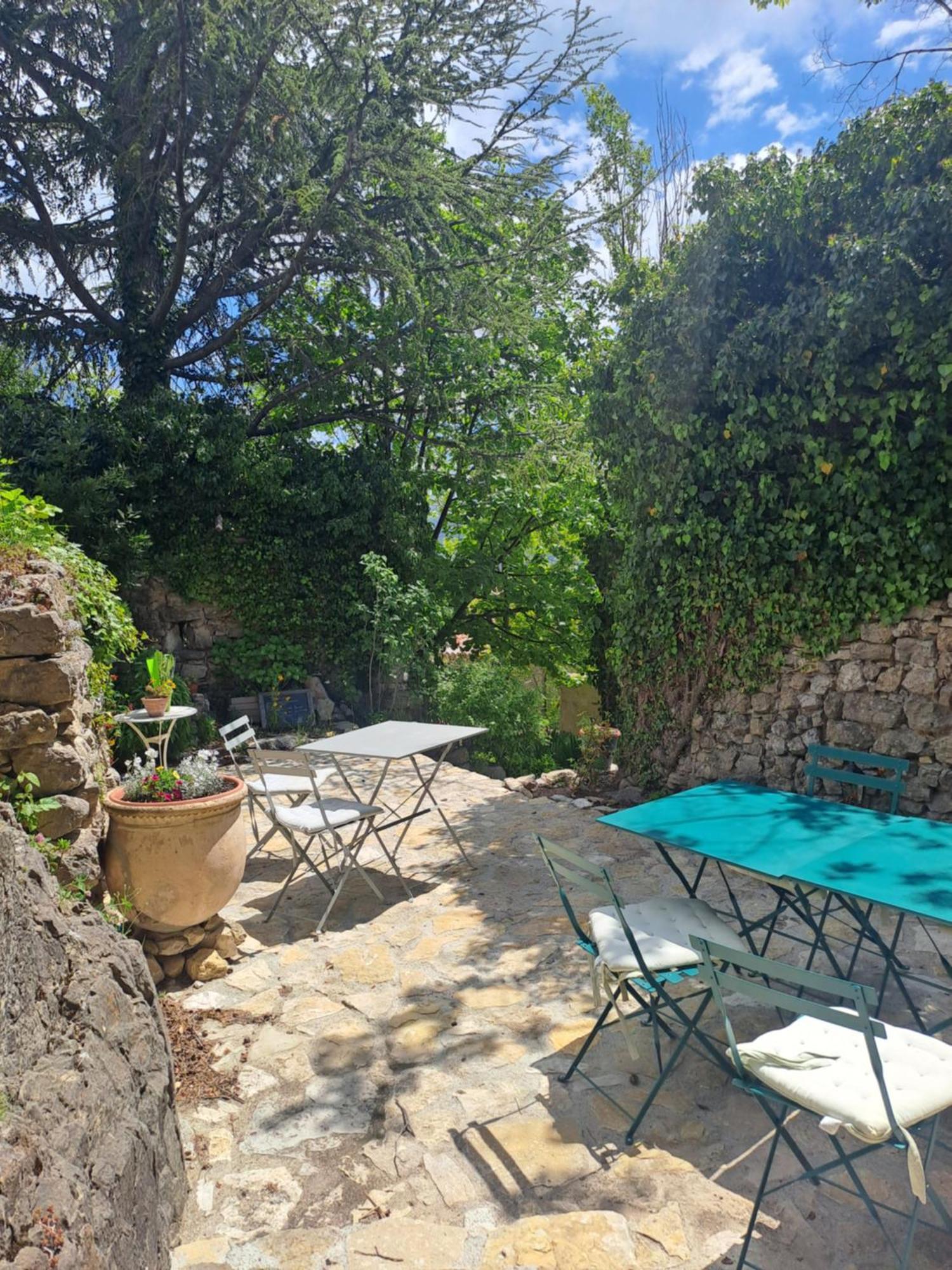 Bed and Breakfast Les Roses Tremieres Bargème Exteriér fotografie
