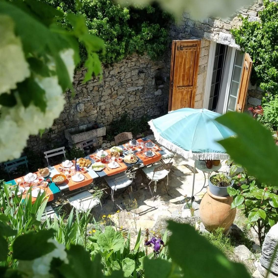 Bed and Breakfast Les Roses Tremieres Bargème Exteriér fotografie